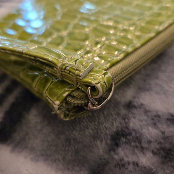 Green Crocodile Embossed Wristlet From Enchante Accessories - Picture 3 of 6